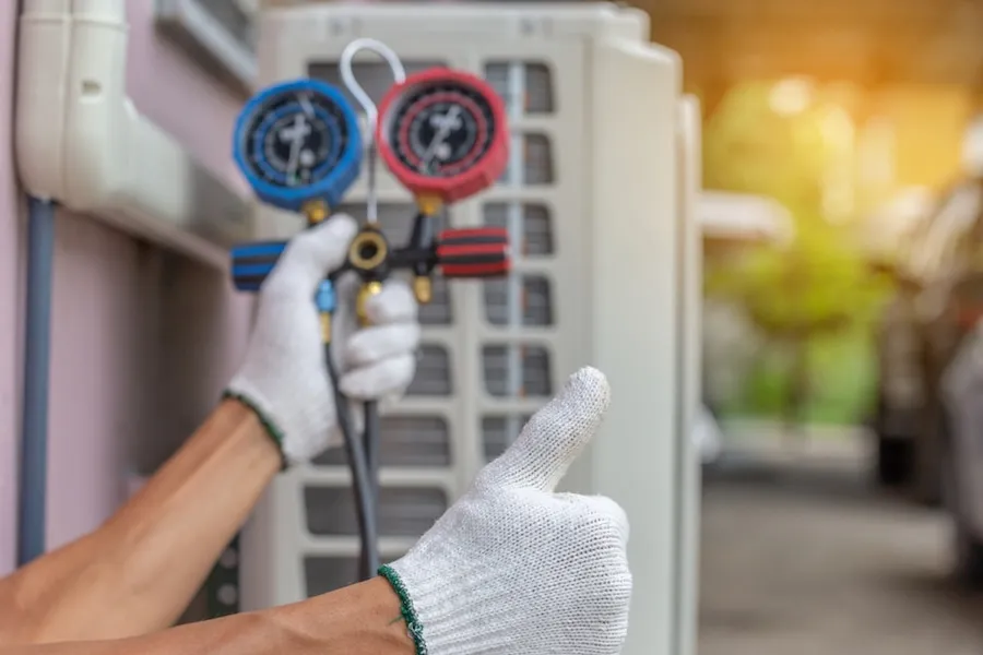 Scopri ogni quanto pulire il condizionatore per mantenere efficienza e aria pulita. Guida completa con consigli, costi e quando chiamare un tecnico.