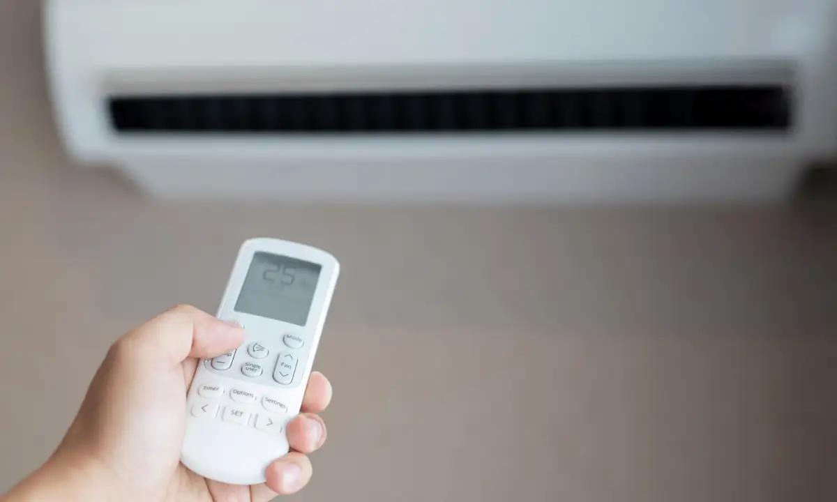 Stai impostando male il condizionatore? Scopri qual è la temperatura corretta, gli errori da evitare e come ridurre consumi e sbalzi termici.